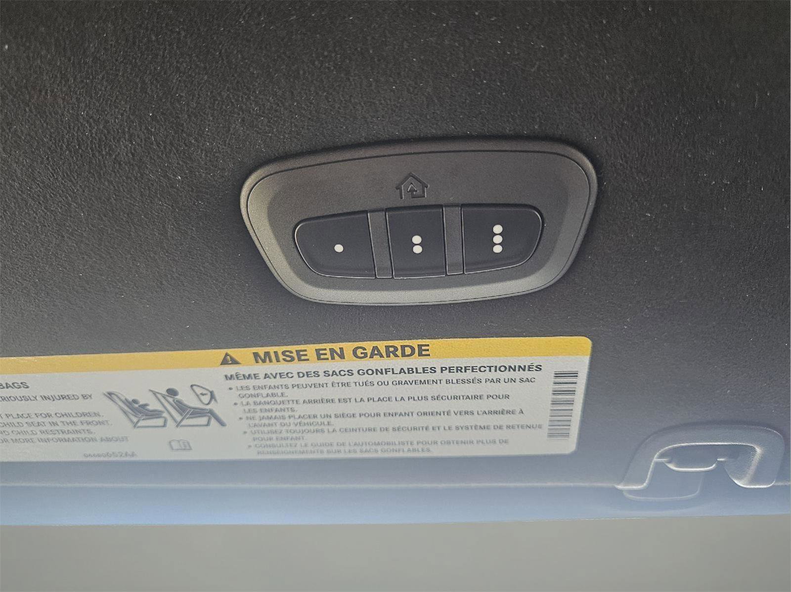 Used 2025 Chrysler Pacifica Pinnacle image 7