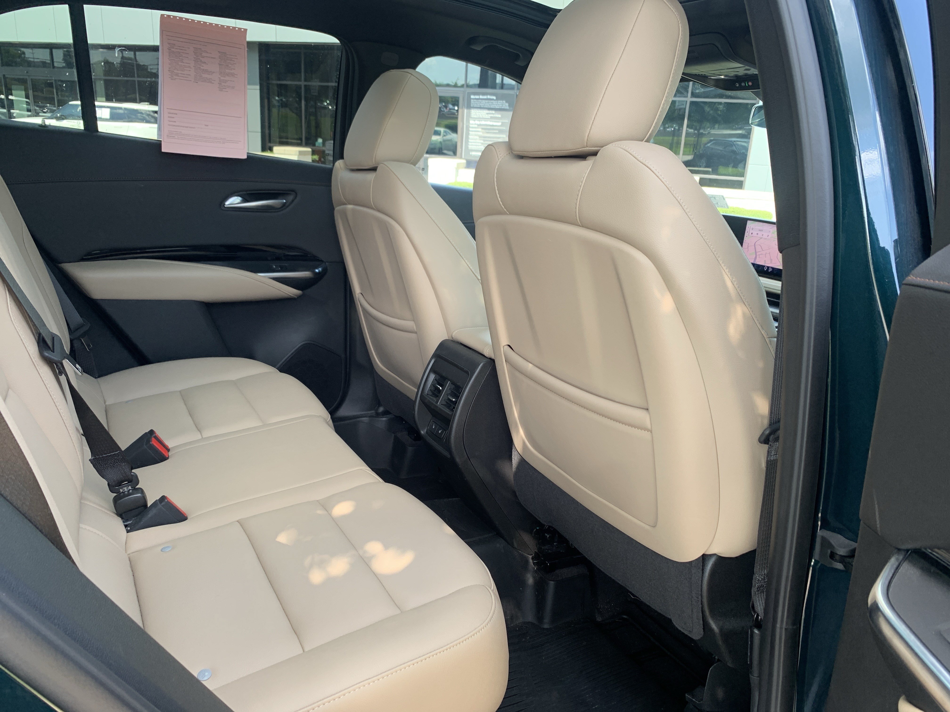 Used 2024 Cadillac XT4 Luxury w/ Cold Weather Package FWD image 33