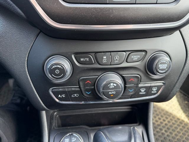 Used 2022 Jeep Cherokee Trailhawk AWD/4WD image 19