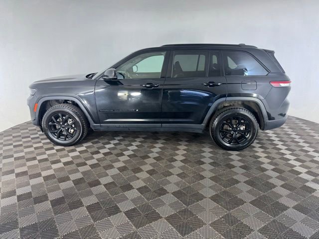 Used 2024 Jeep Grand Cherokee Altitude AWD/4WD image 4
