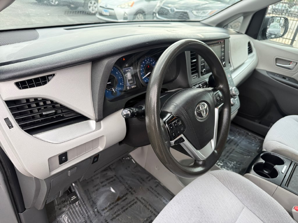 Certified 2020 Toyota Sienna LE FWD image 33
