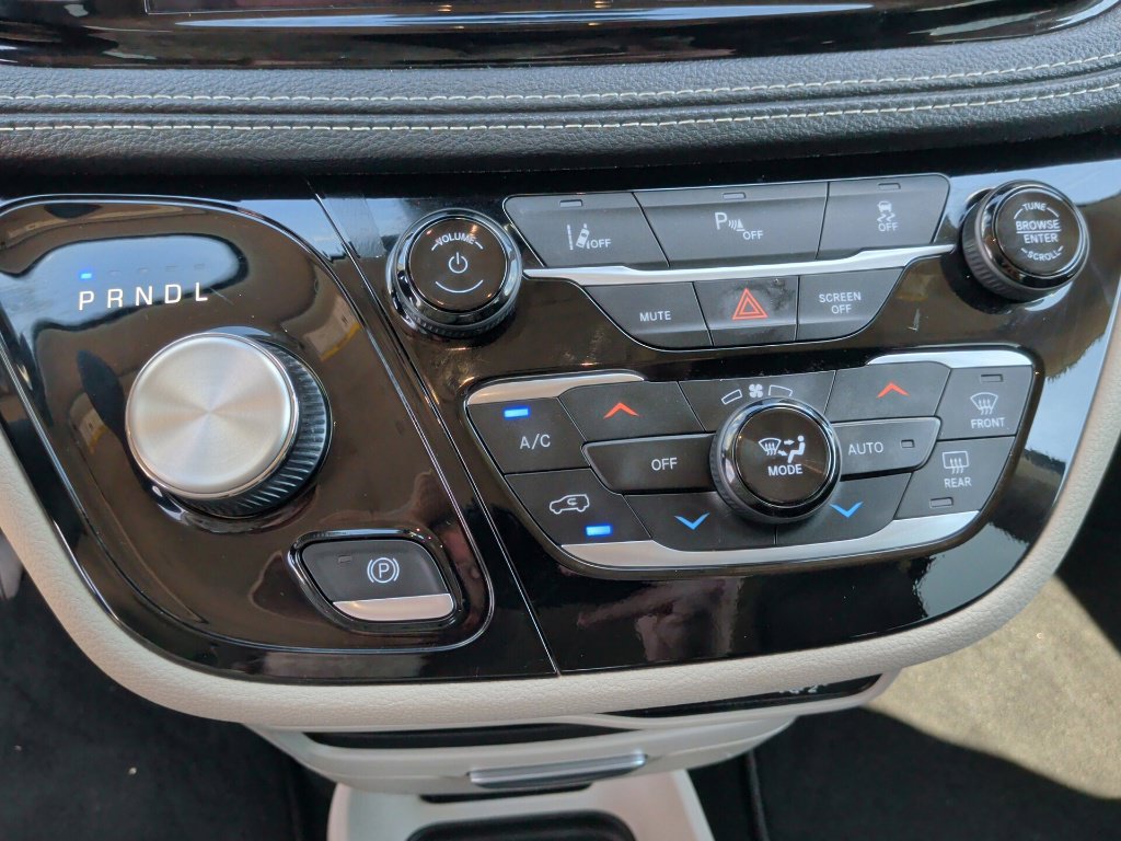 Used 2023 Chrysler Pacifica Touring-L FWD image 27