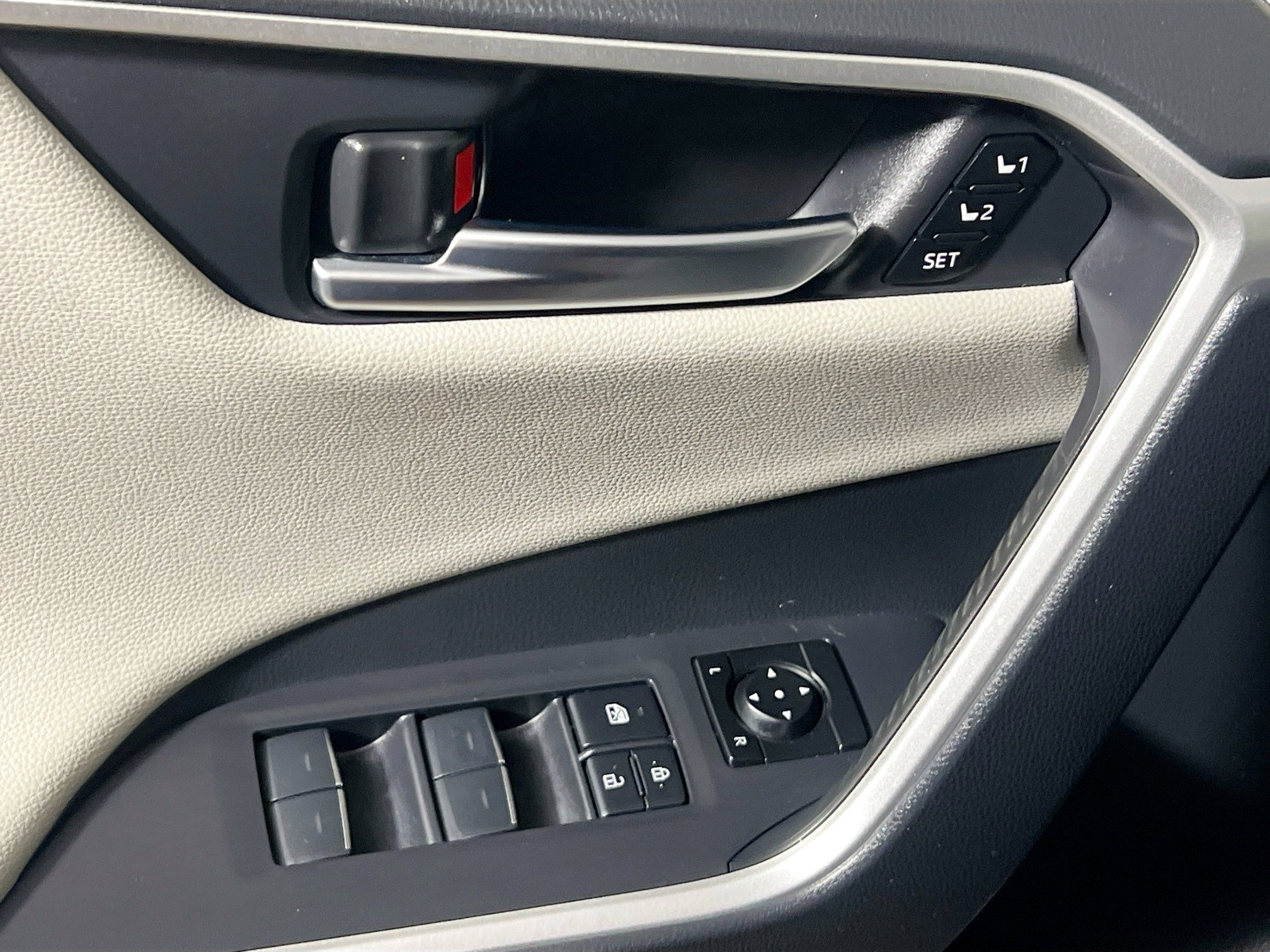 Used 2024 Toyota RAV4 Limited image 16