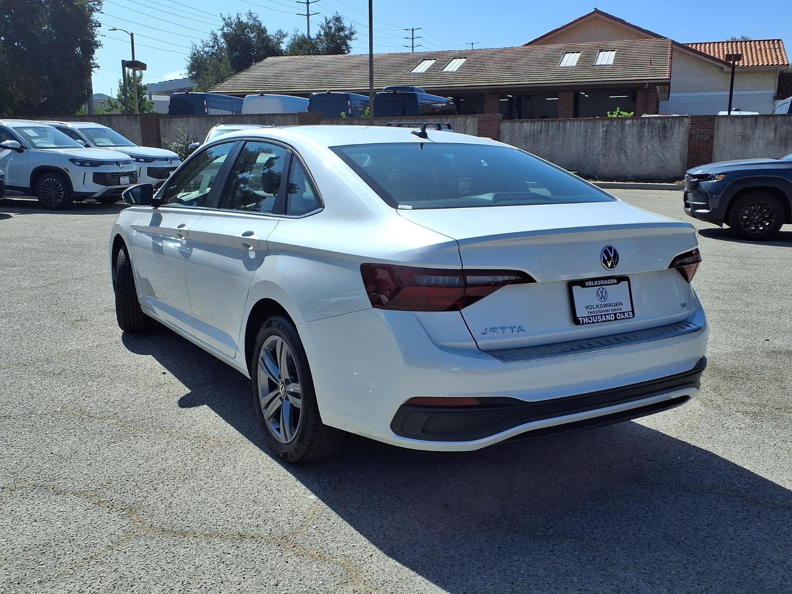 Used 2023 Volkswagen Jetta SE w/ Panoramic Sunroof Package FWD image 5