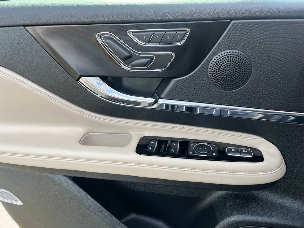 Used 2025 Lincoln Corsair AWD image 39