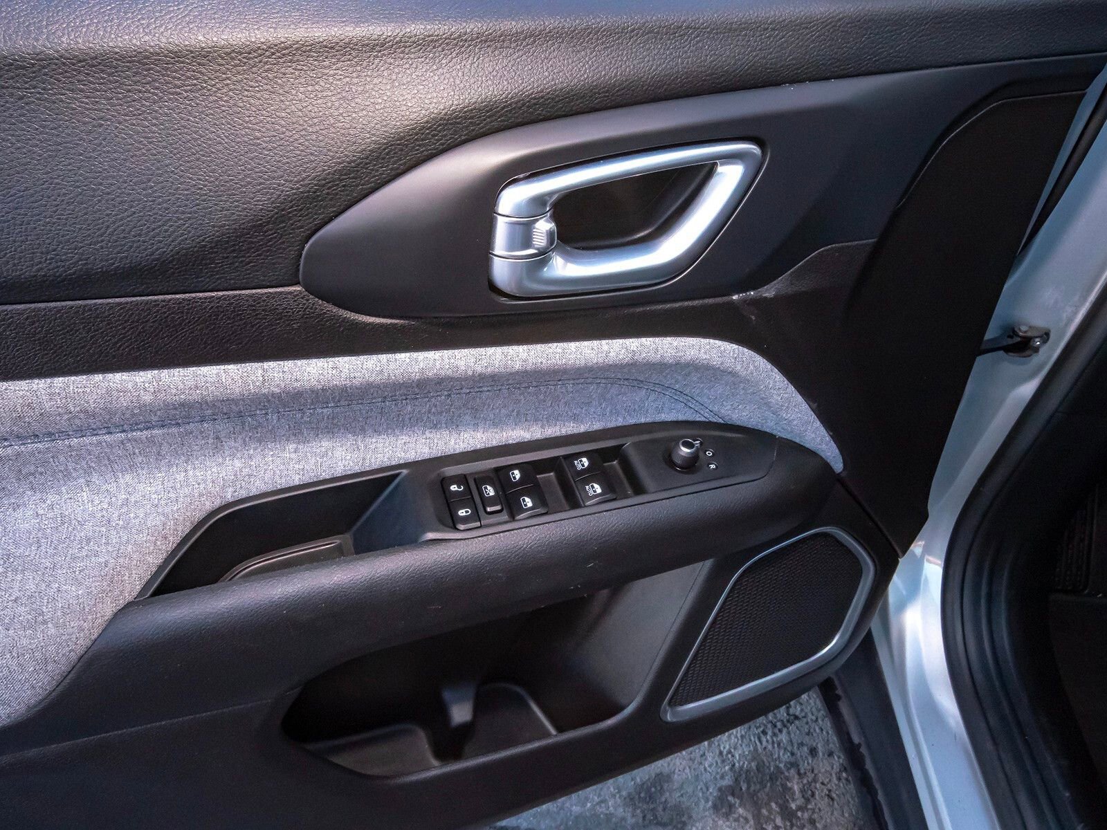 Used 2025 Jeep Compass Latitude image 32