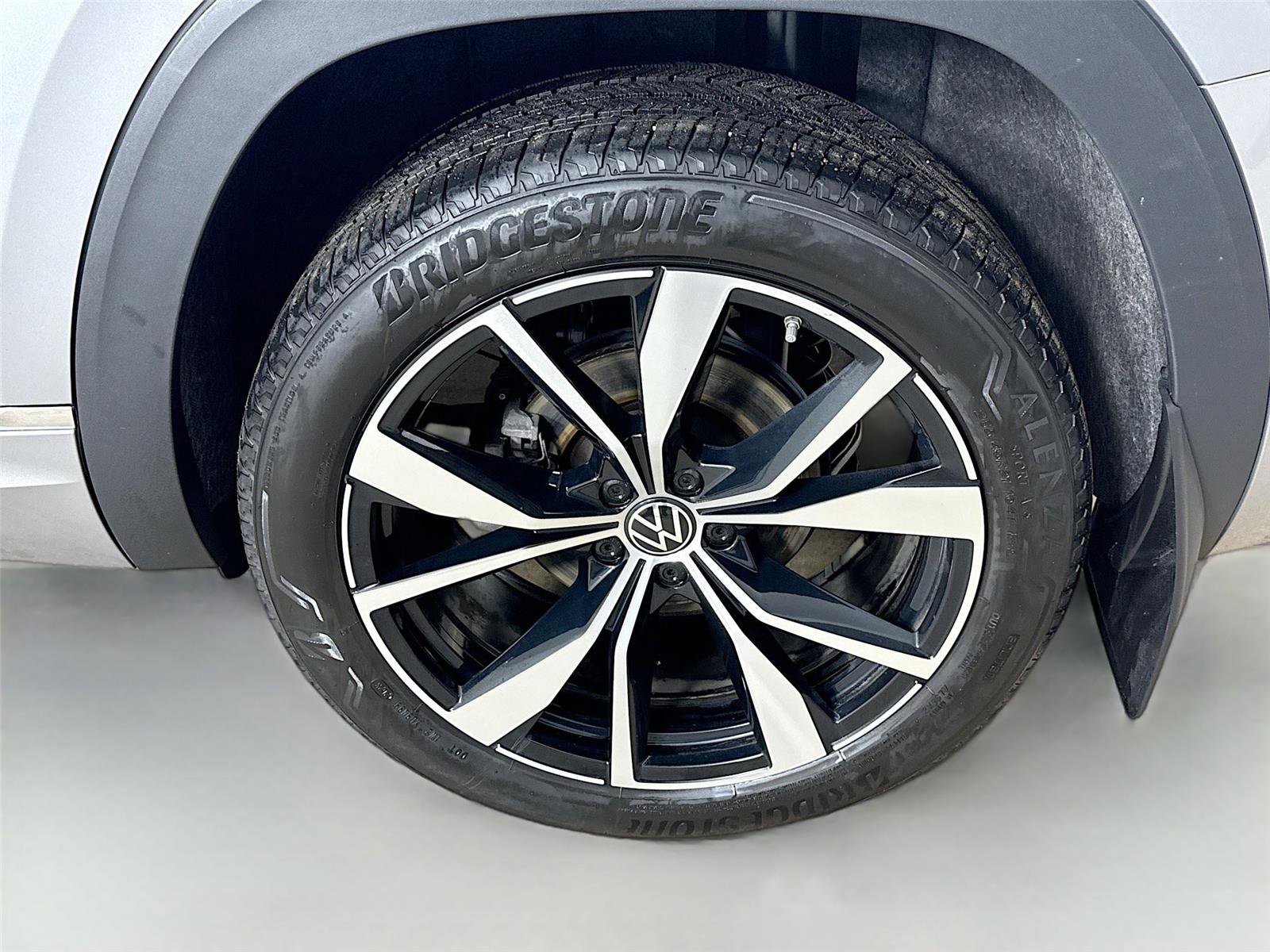 Used 2024 Volkswagen Atlas SEL Premium R-Line image 32