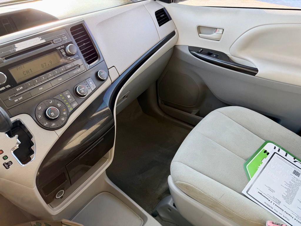 Used 2014 Toyota Sienna L image 33