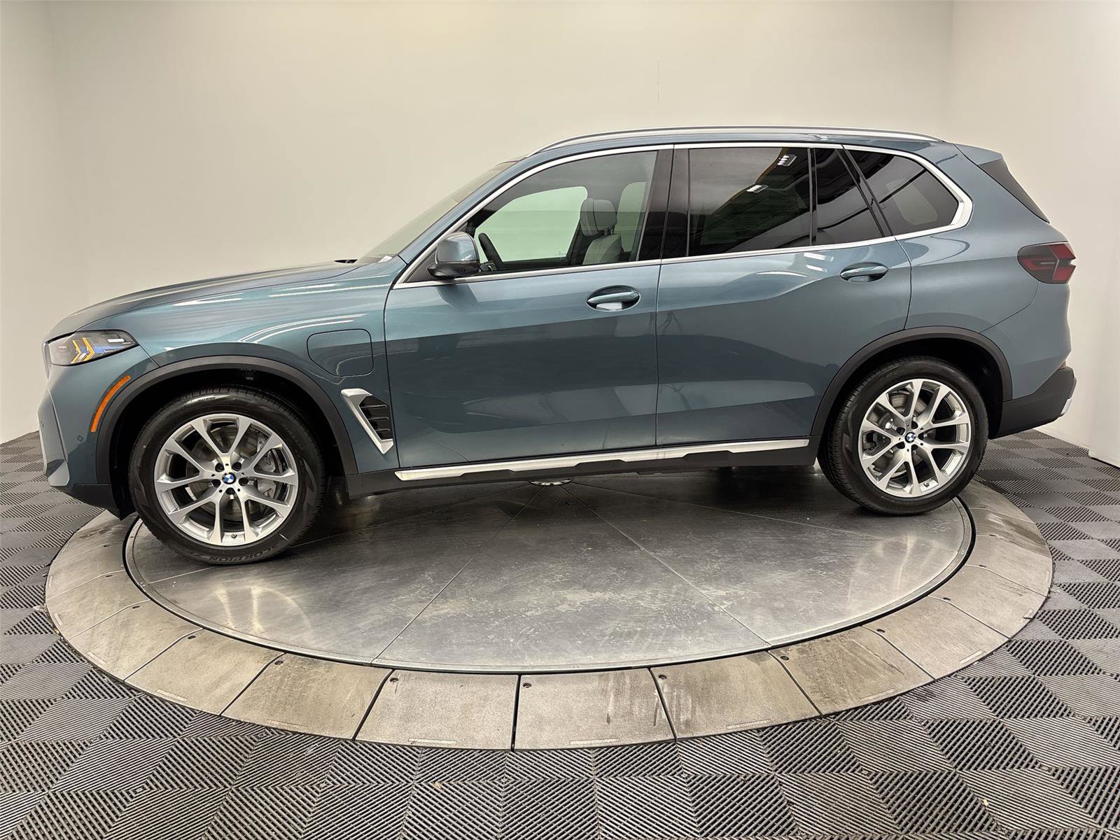 New 2026 BMW X5 xDrive50e w/ Climate Comfort Package image 16