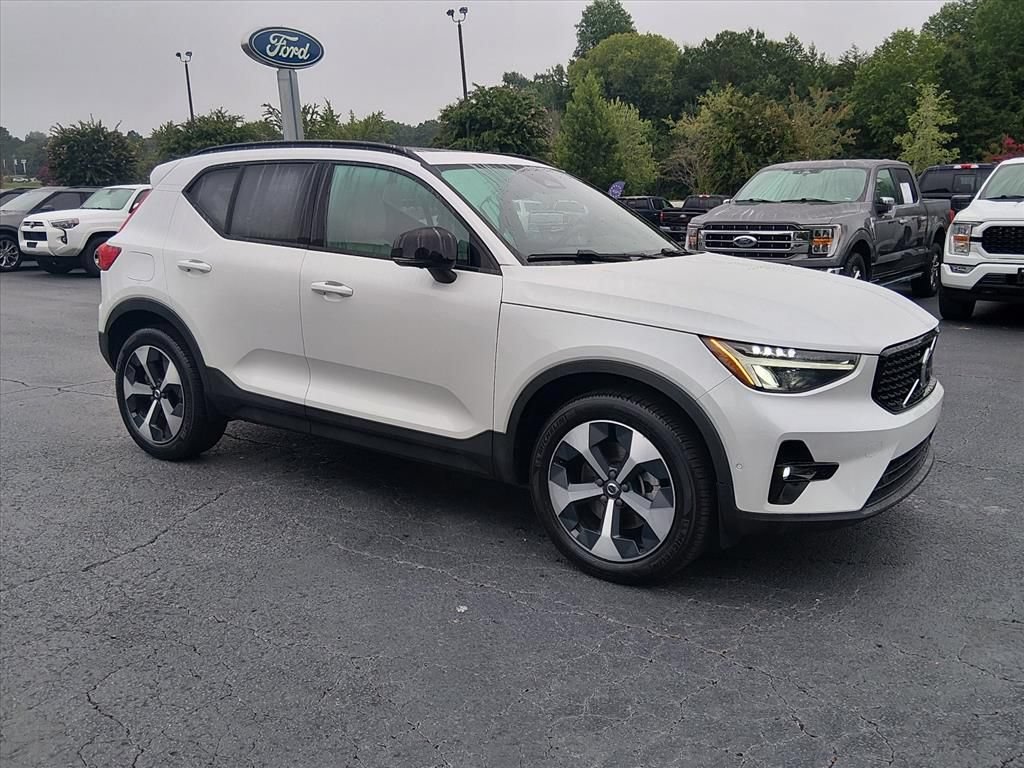 Used 2023 Volvo XC40 B4 Ultimate FWD image 2