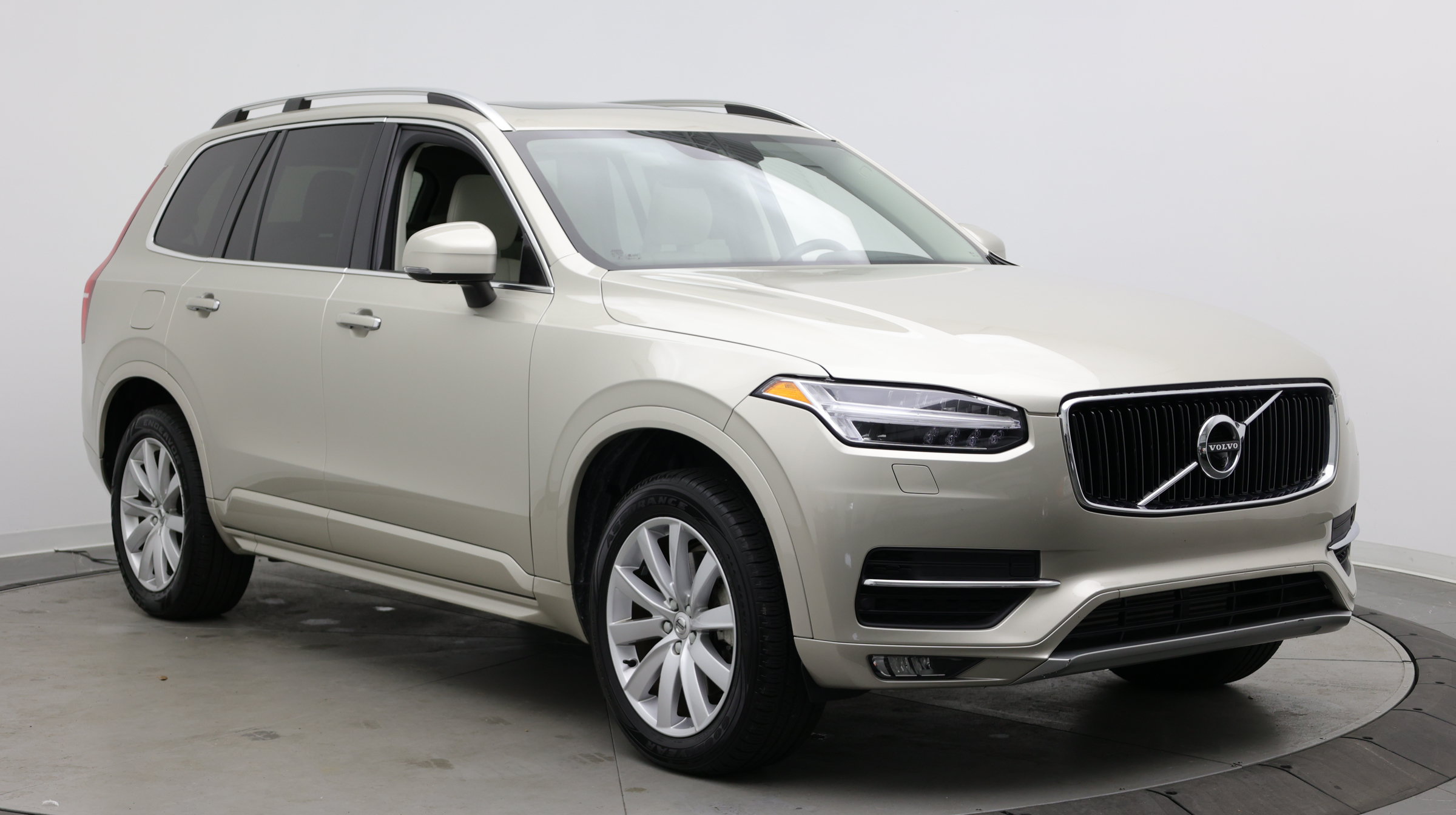 Used 2016 Volvo XC90 T6 Momentum w/ Momentum Plus Package AWD/4WD image 3