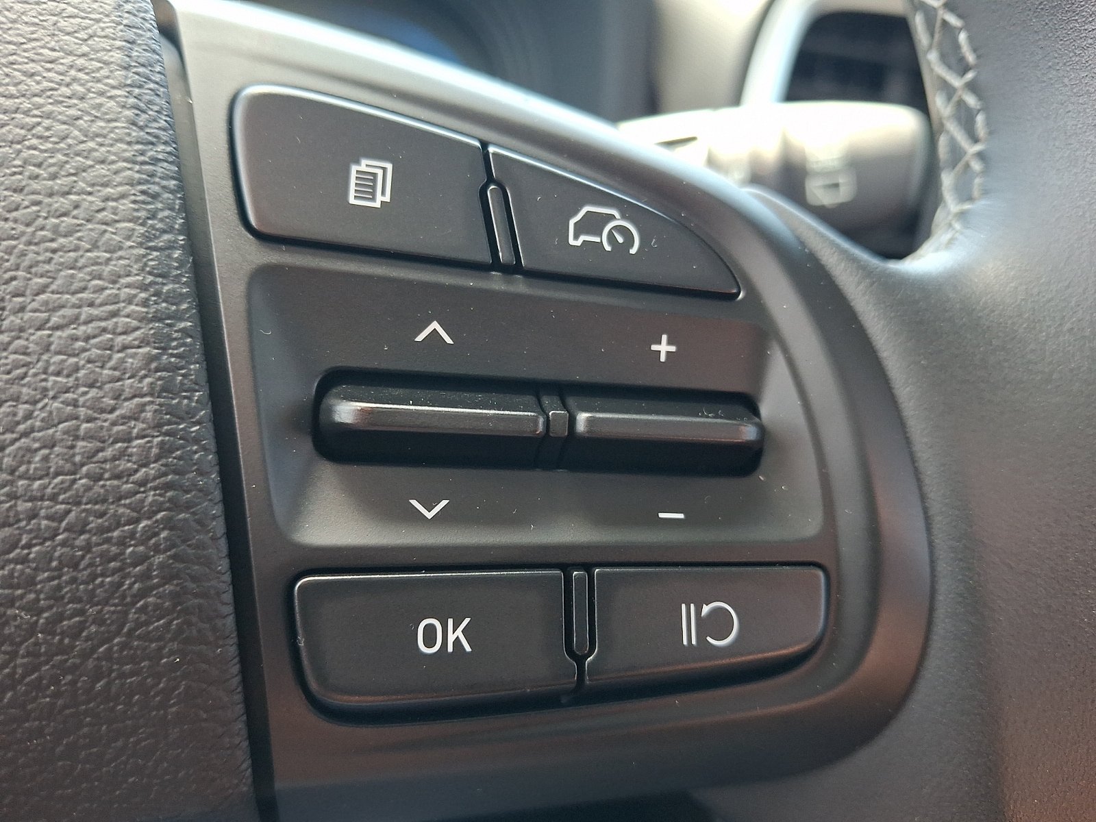 Certified 2025 Hyundai Venue SEL FWD image 23