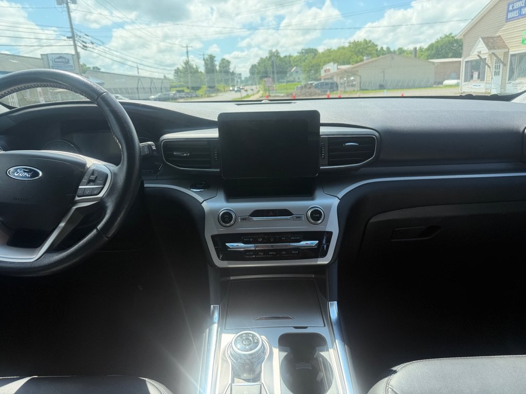 Used 2022 Ford Explorer XLT w/ Equipment Group 202A AWD/4WD image 32