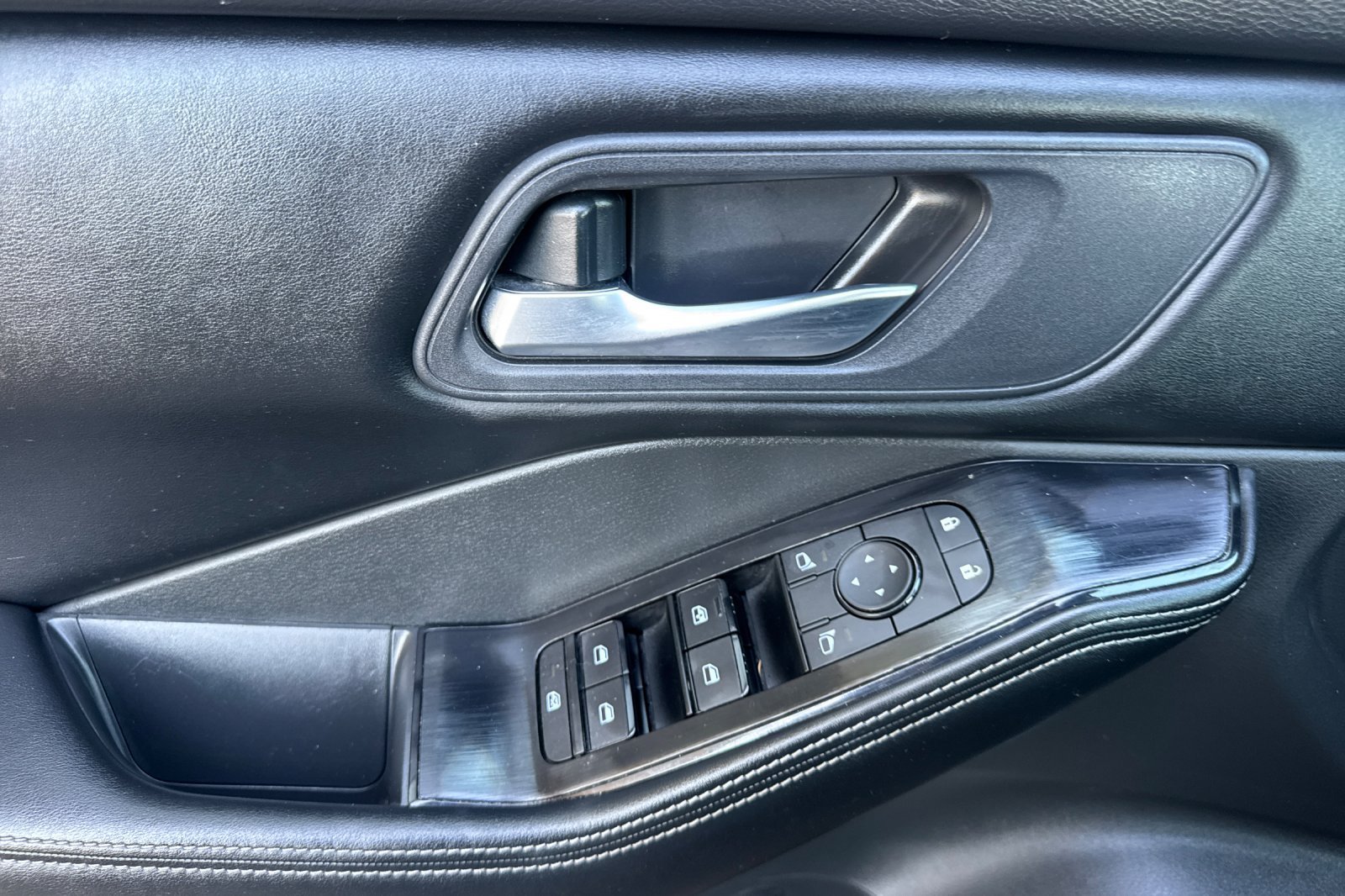 Certified 2025 Nissan Rogue SV AWD/4WD image 13