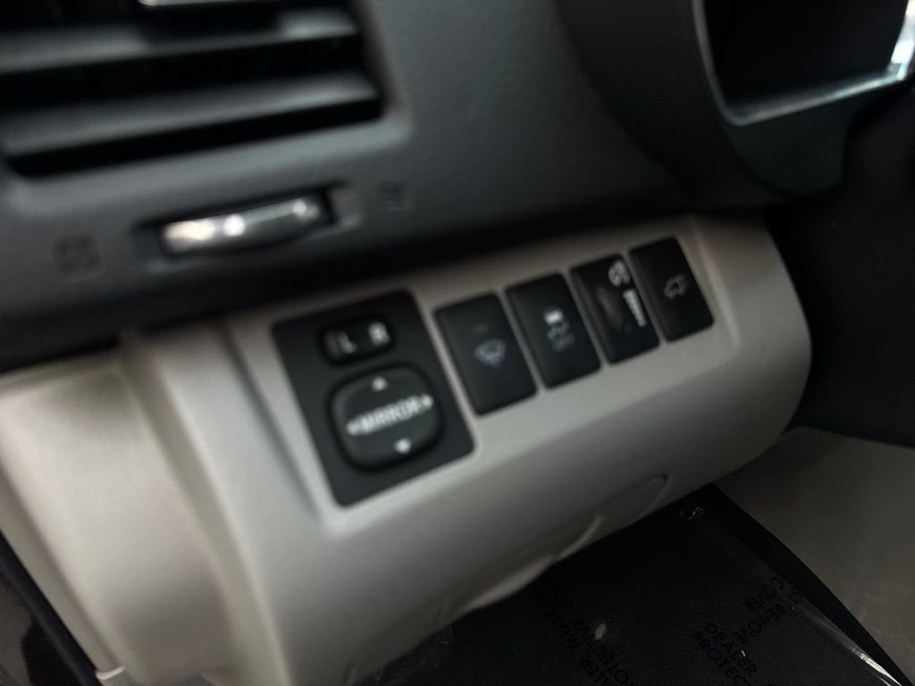 Used 2013 Toyota Highlander Limited AWD/4WD image 60