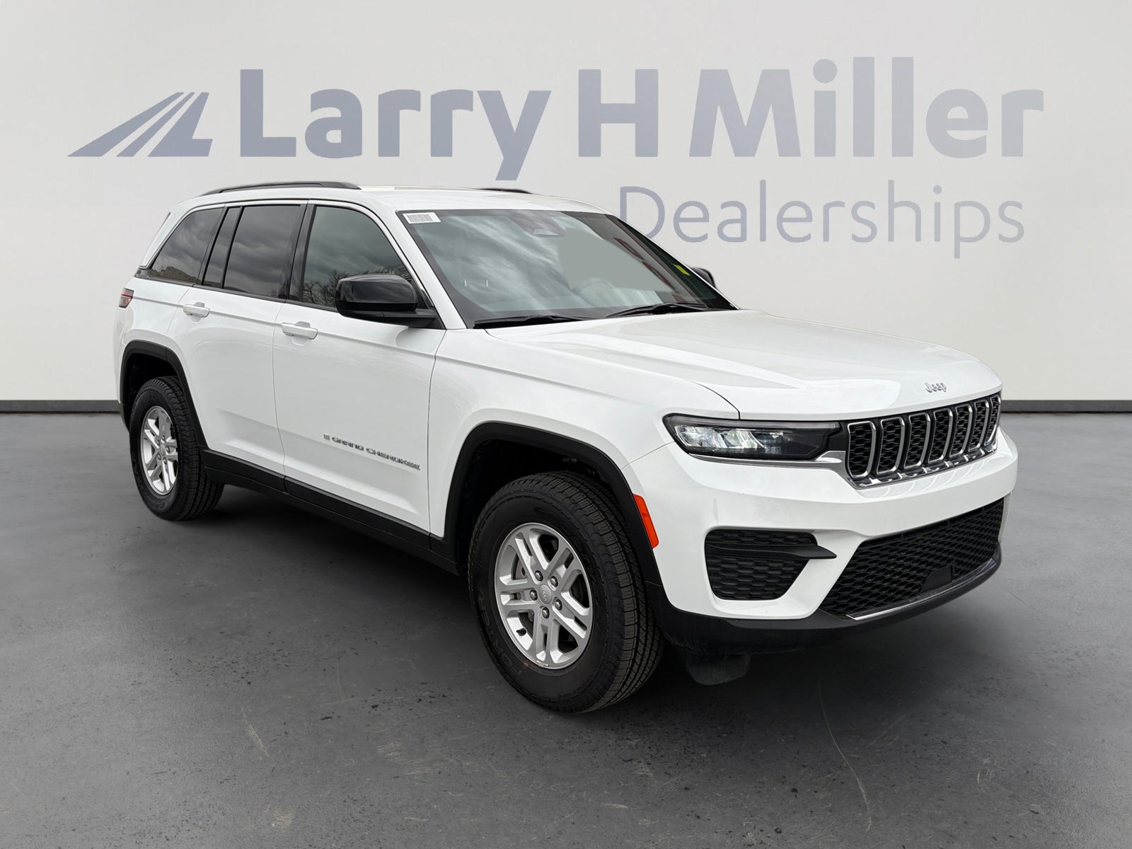 Used 2025 Jeep Grand Cherokee Laredo w/ Trailer Tow Package image 7