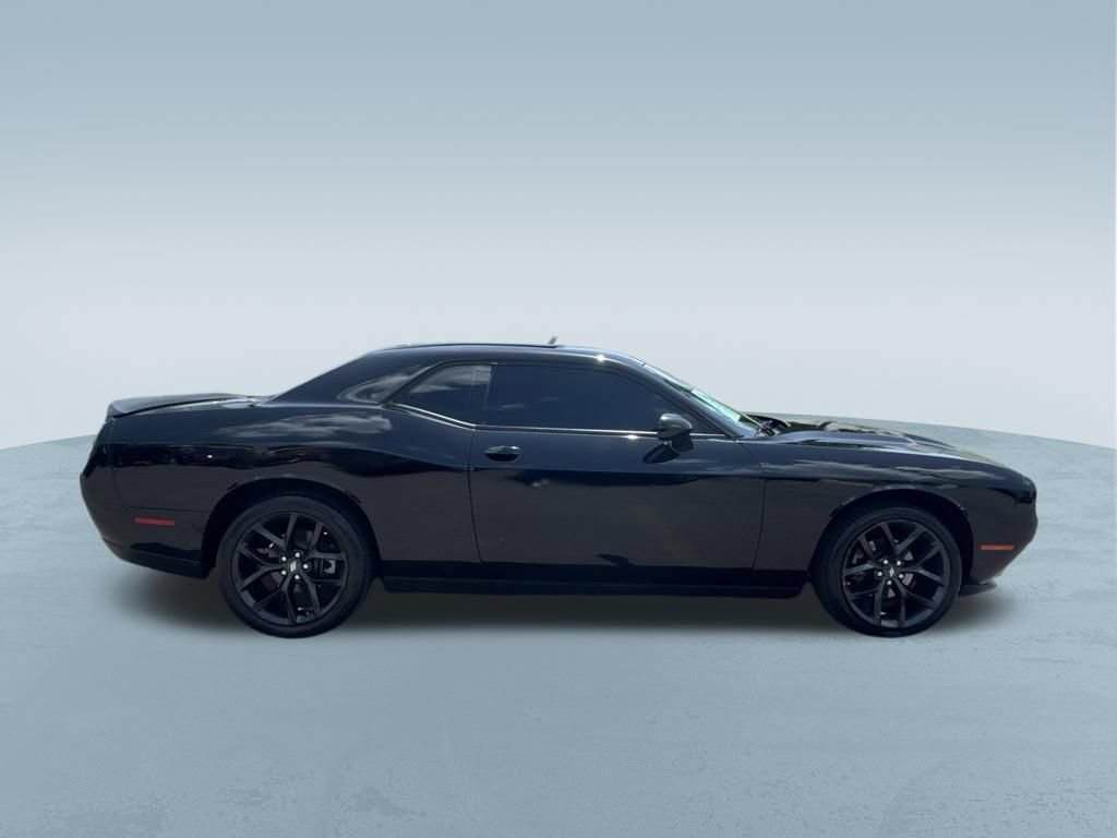 Used 2022 Dodge Challenger SXT w/ Driver Convenience Group RWD image 9