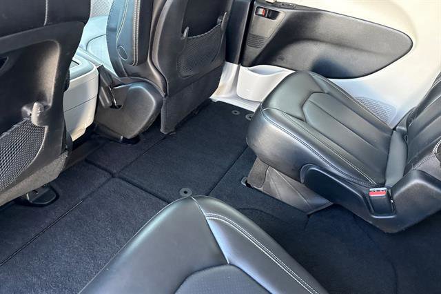 Used 2023 Chrysler Pacifica Touring-L image 12