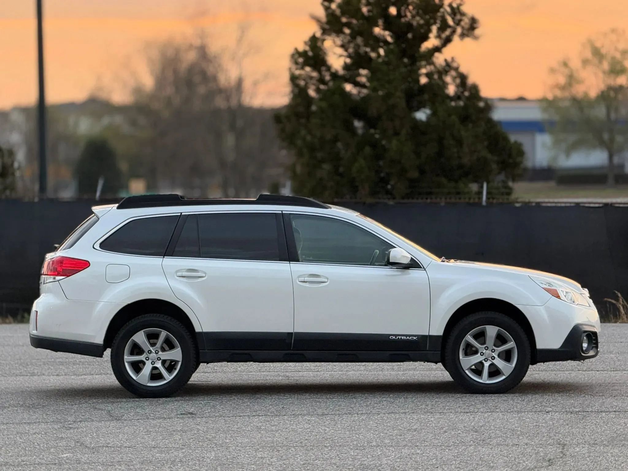 Used 2014 Subaru Outback 2.5i Premium AWD/4WD image 7