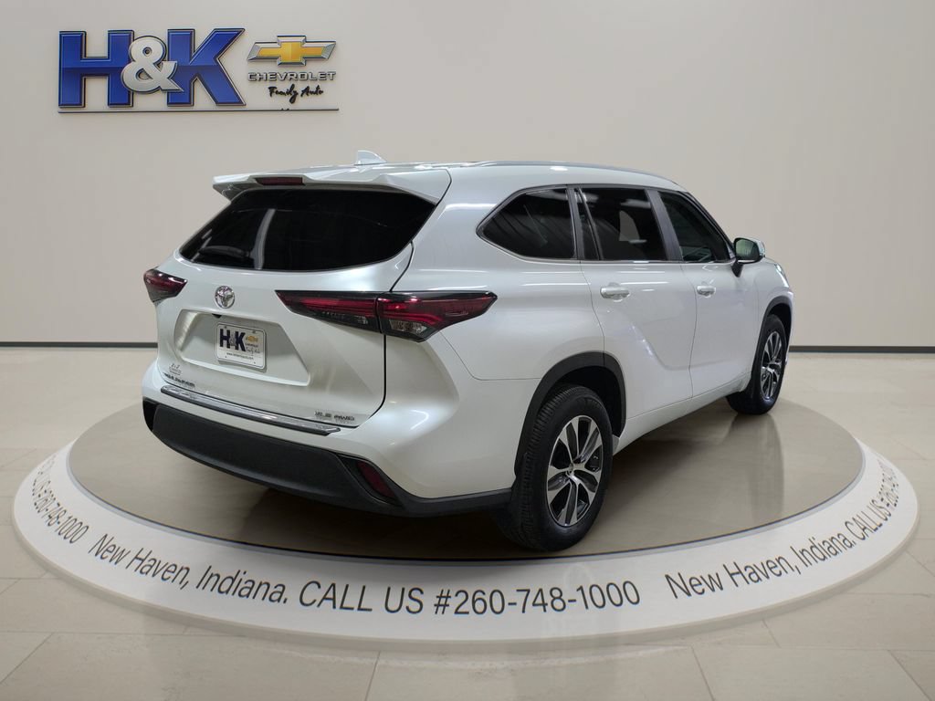 Used 2024 Toyota Highlander XLE AWD/4WD image 6