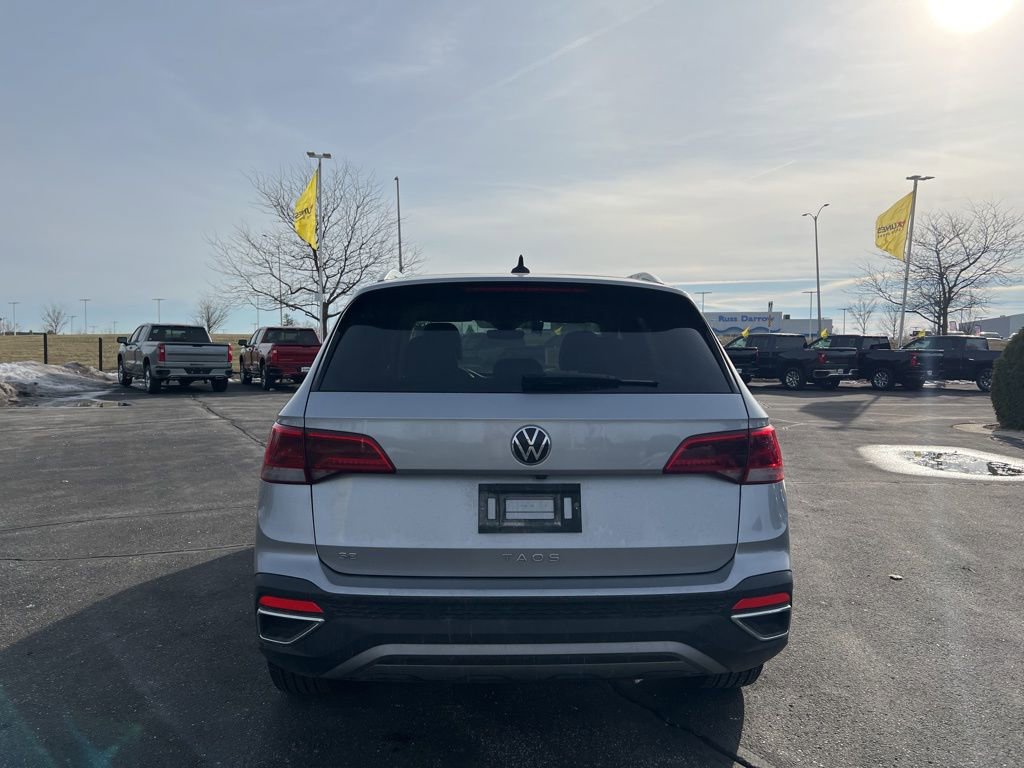 Used 2024 Volkswagen Taos SE image 4