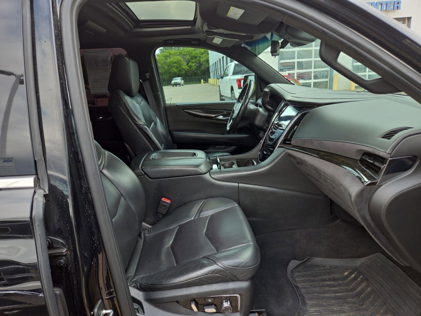Used 2017 Cadillac Escalade Platinum AWD/4WD image 12