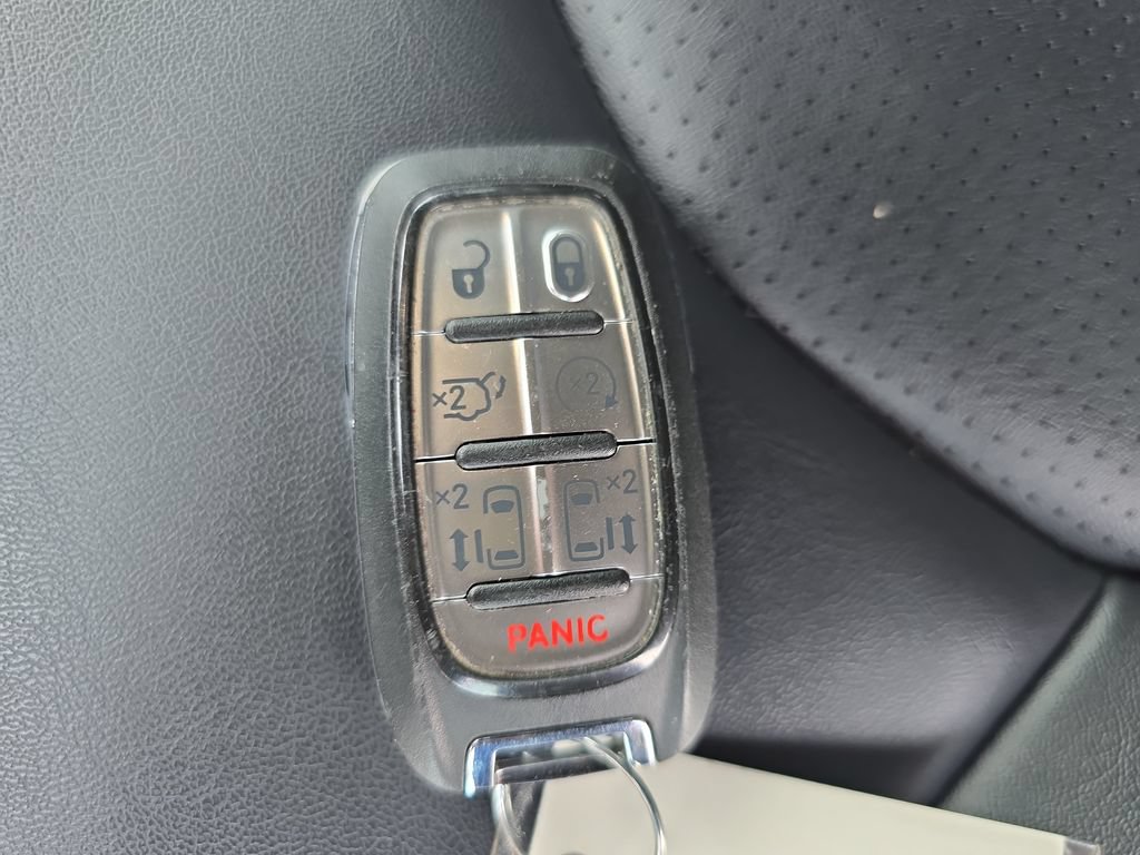 Used 2025 Chrysler Pacifica Select FWD image 39