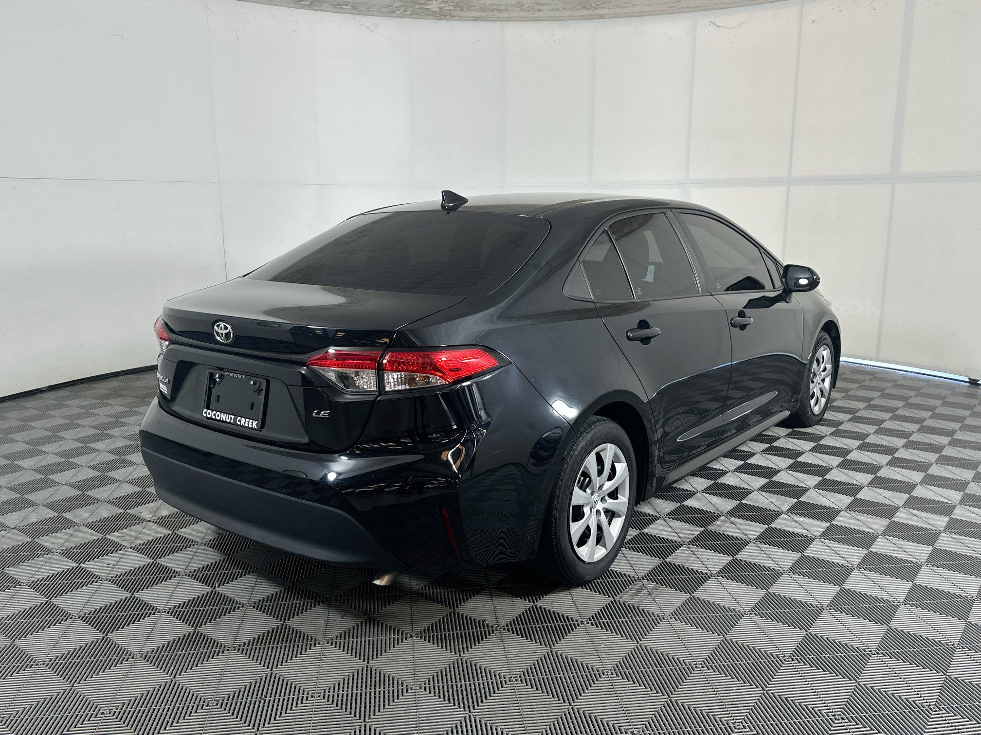 Used 2023 Toyota Corolla LE FWD image 3