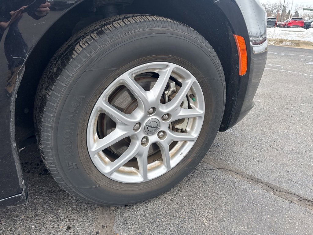 Used 2024 Chrysler Pacifica Touring-L image 9