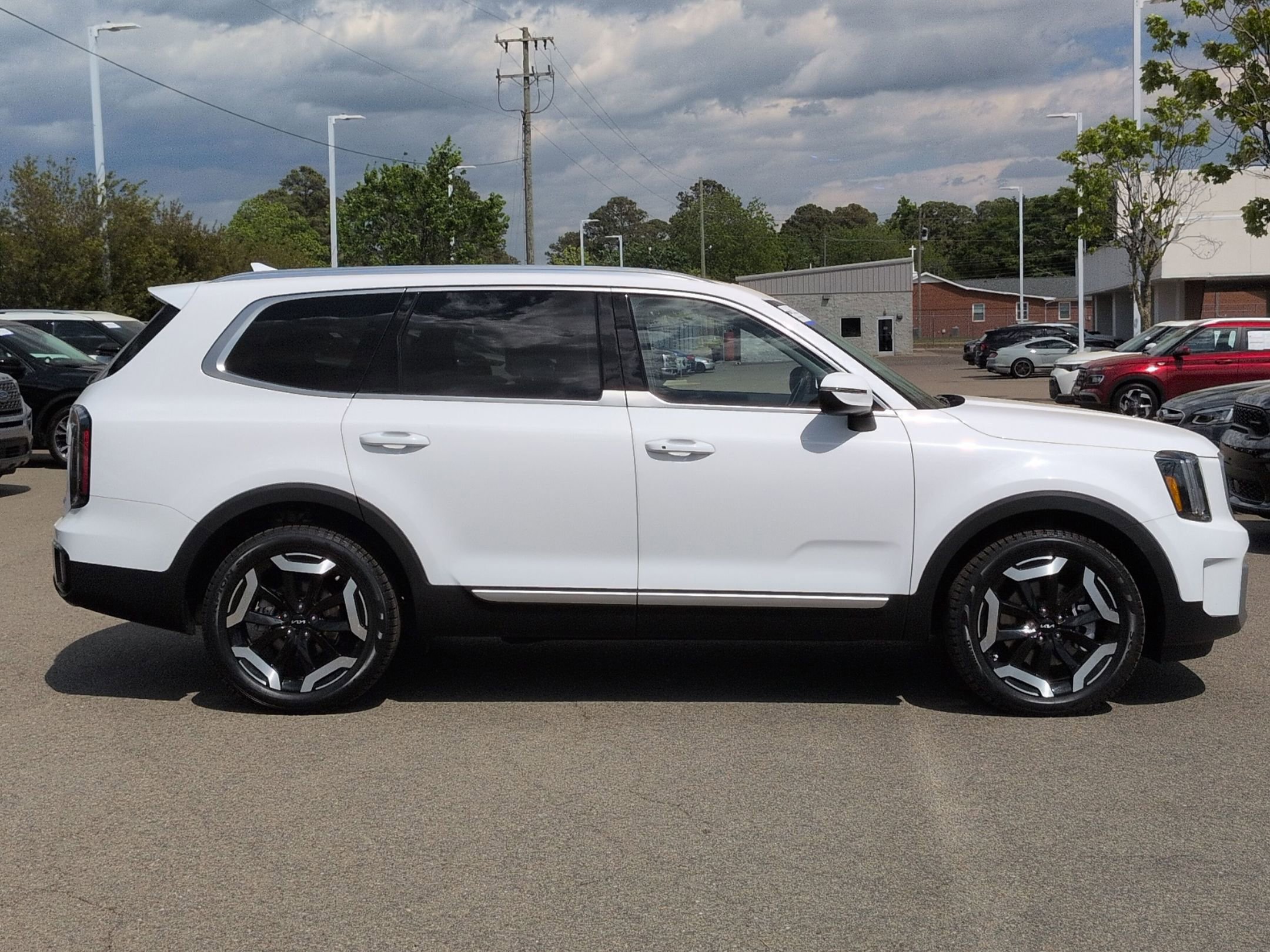 Used 2024 Kia Telluride EX w/ EX Captain's Chair Package FWD image 3