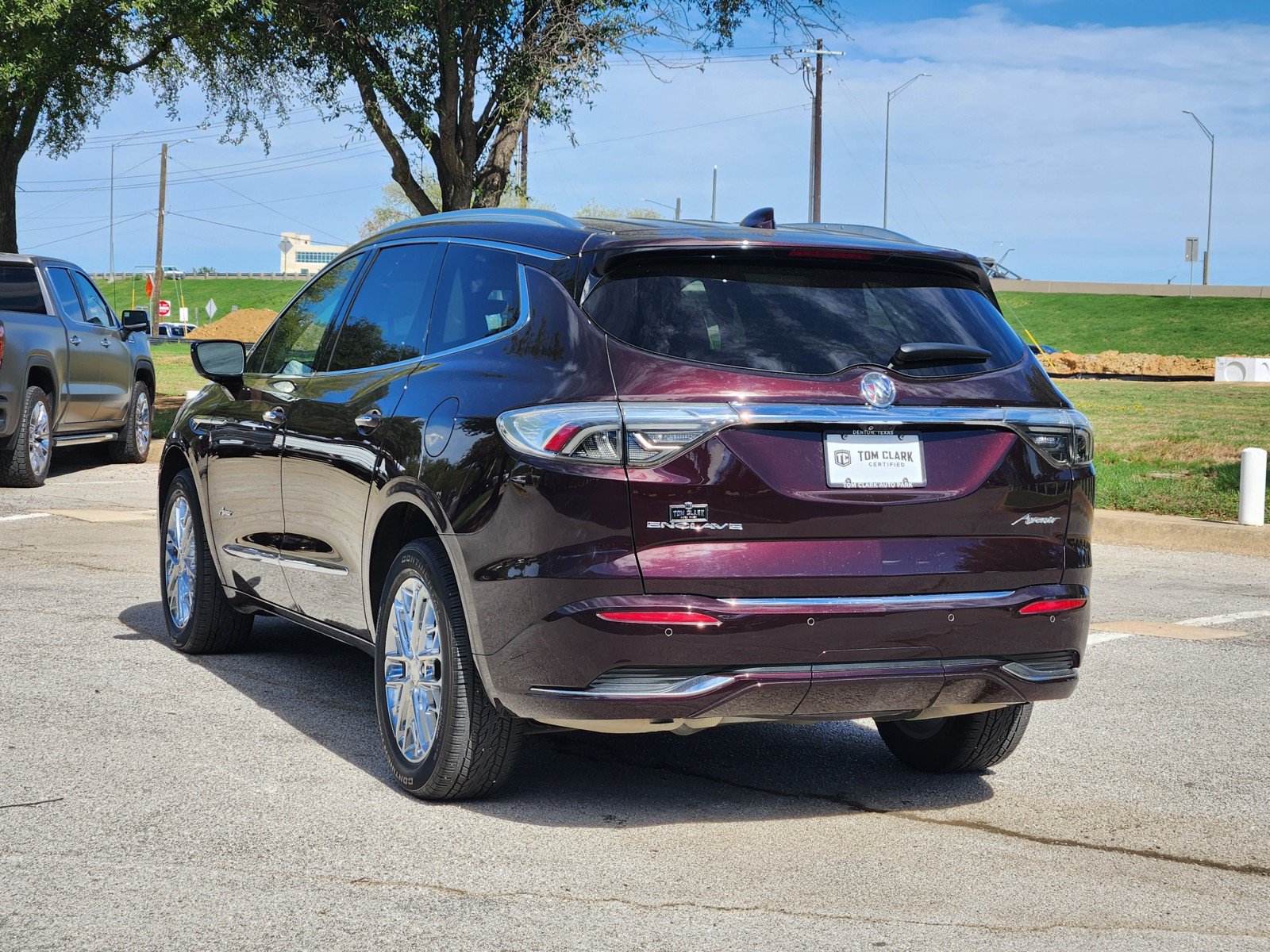 Used 2023 Buick Enclave Avenir w/ Avenir Technology Package FWD image 4