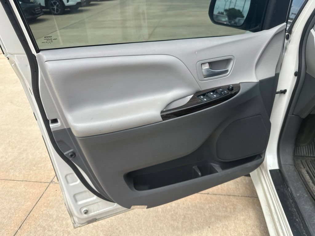 Used 2015 Toyota Sienna XLE Premium FWD image 6