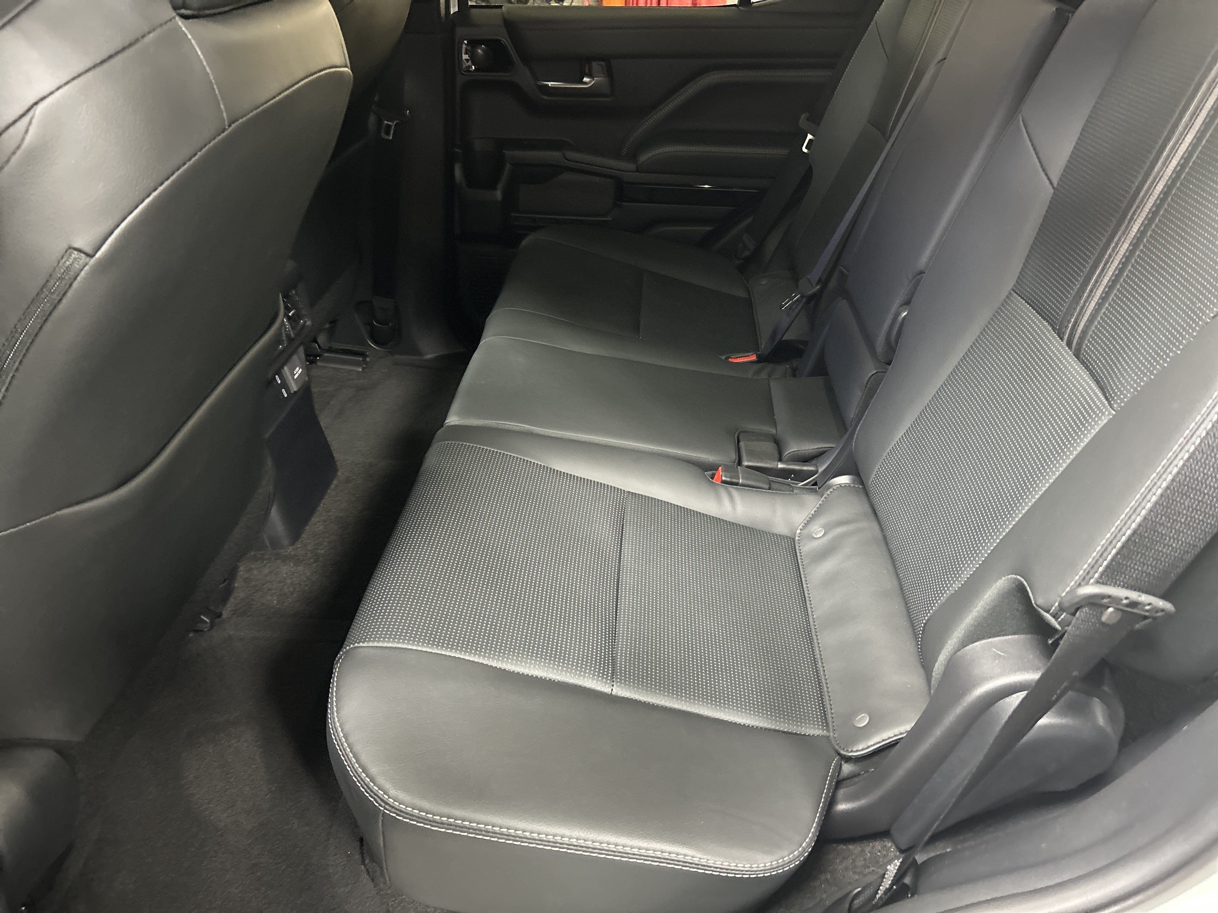Used 2025 Toyota 4Runner Limited AWD/4WD image 32