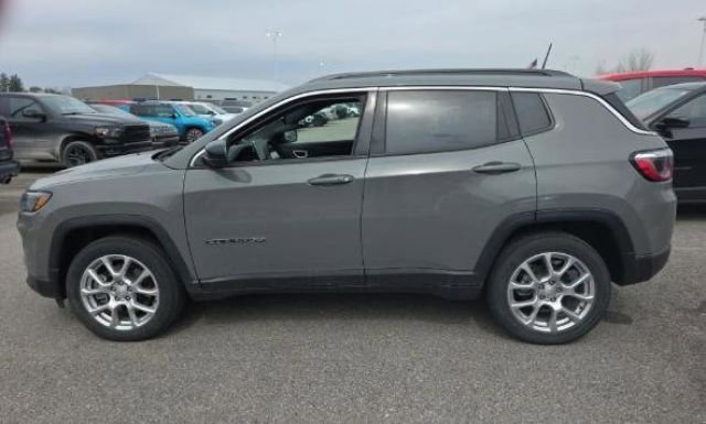 Used 2023 Jeep Compass Latitude AWD/4WD image 13
