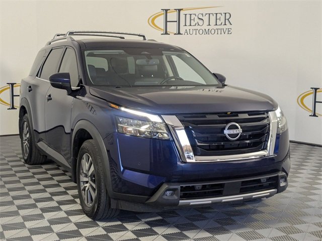 Used 2022 Nissan Pathfinder SL image 2