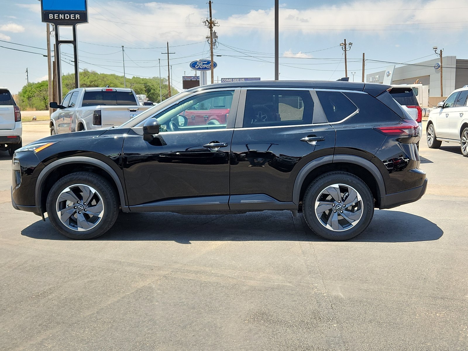 Used 2025 Nissan Rogue SV FWD image 2