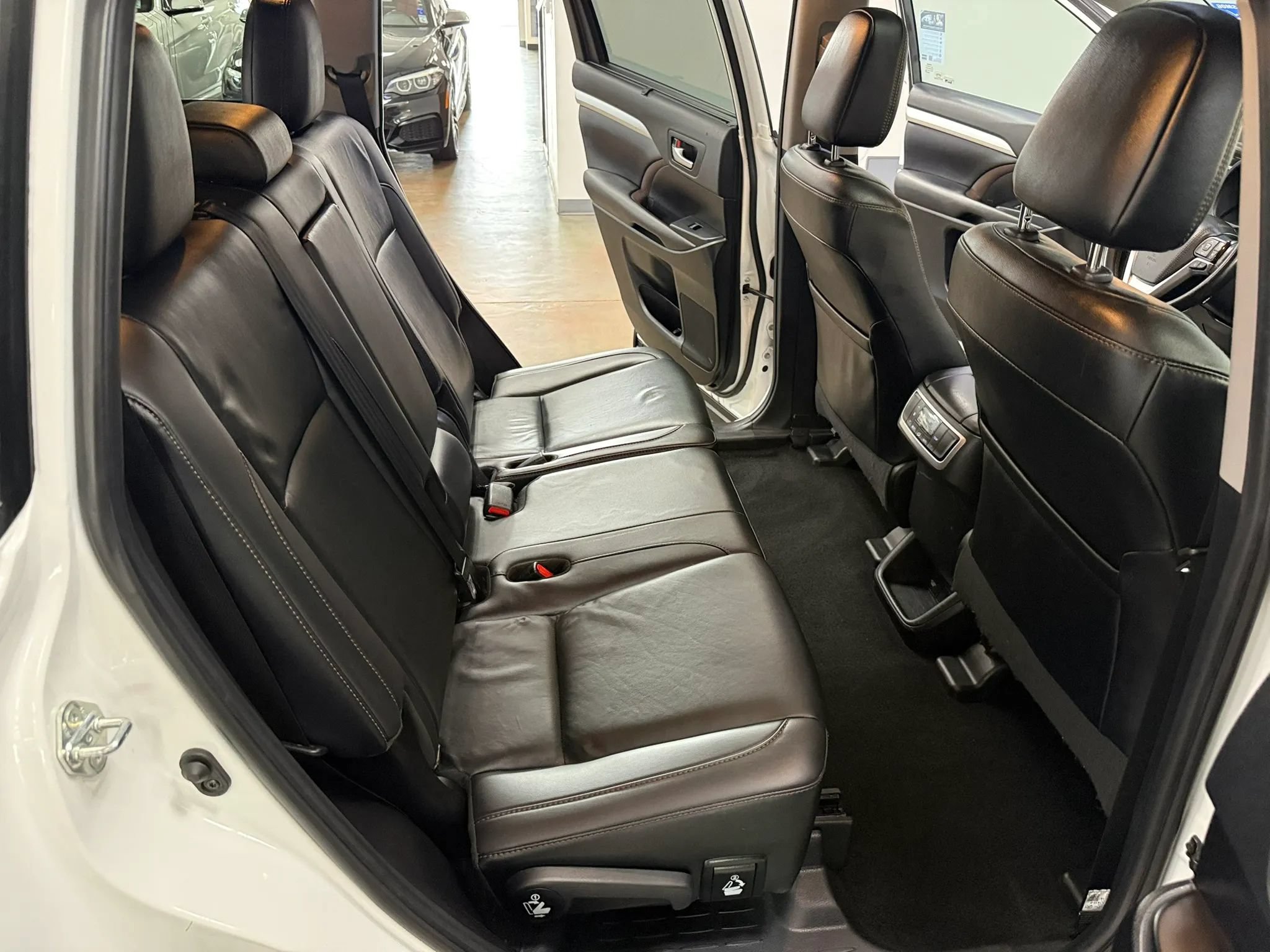 Used 2019 Toyota Highlander XLE AWD/4WD image 15