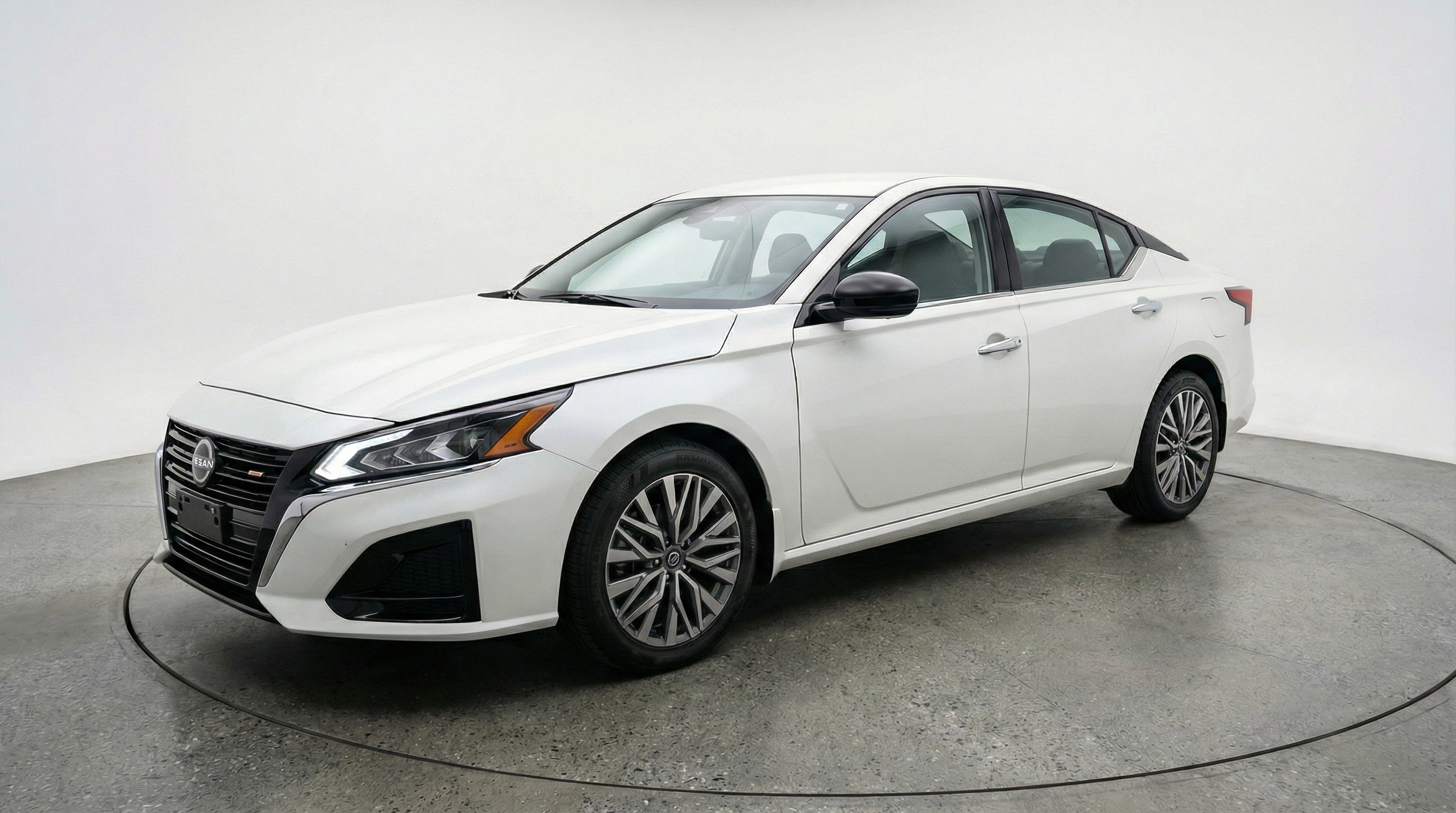 Used 2025 Nissan Altima 2.5 SV image 3