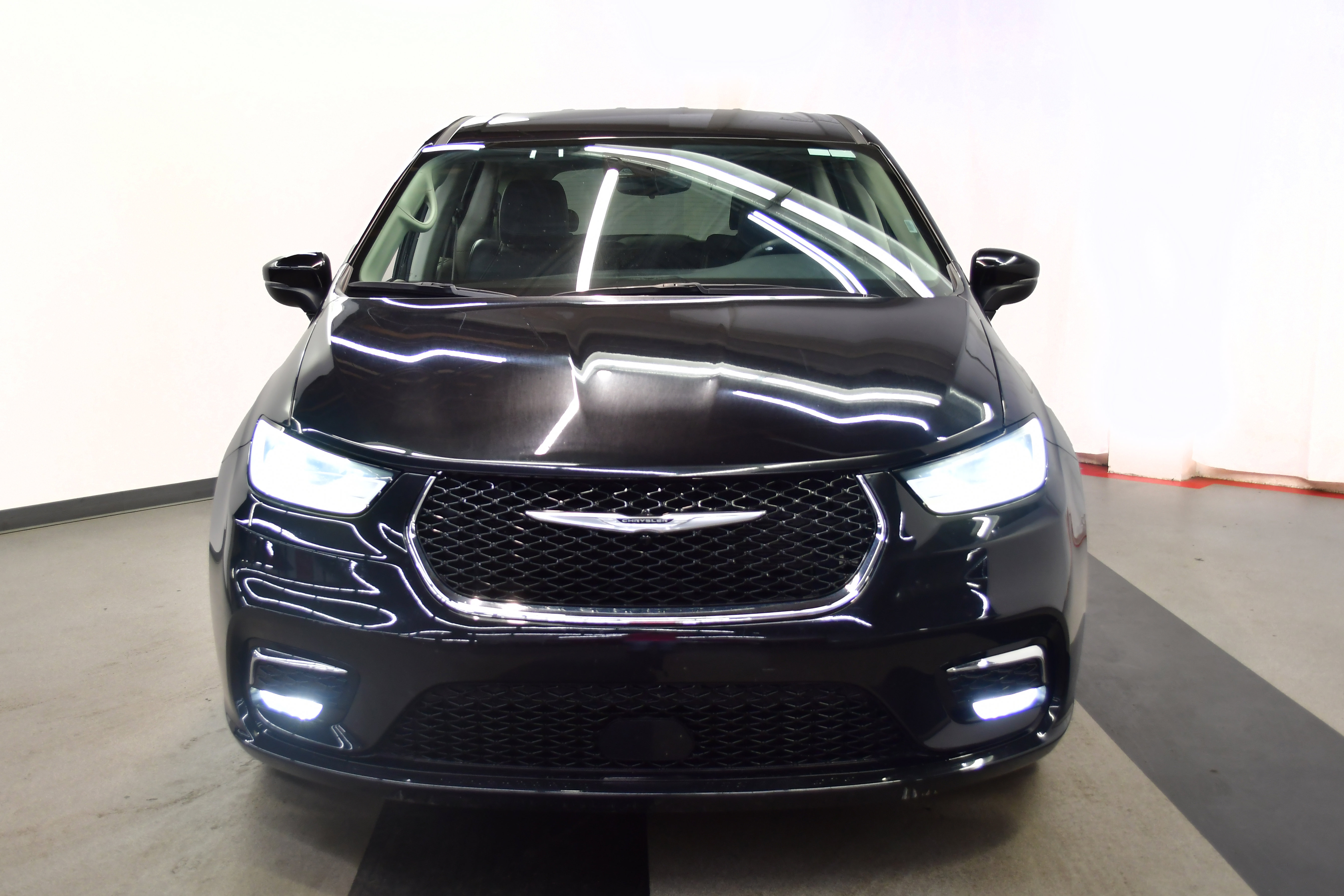 Used 2023 Chrysler Pacifica Touring-L FWD image 10