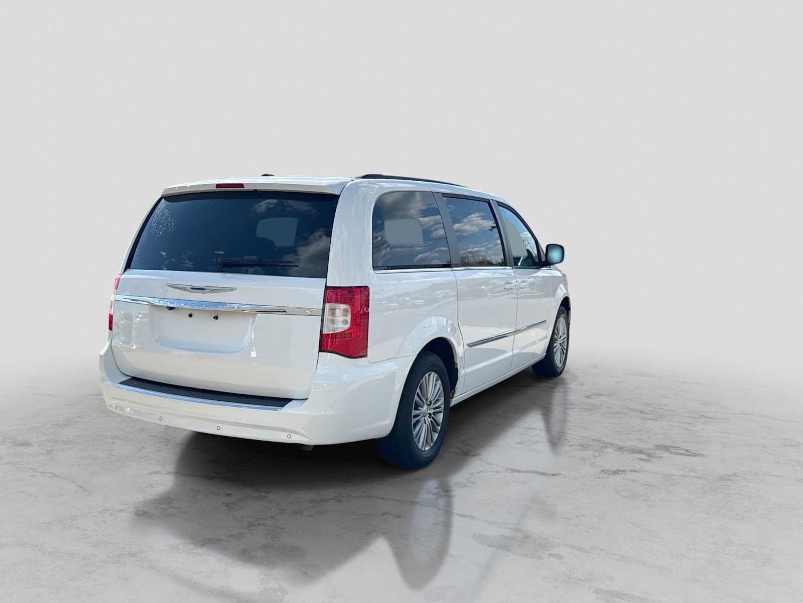 Used 2014 Chrysler Town & Country Touring-L FWD image 6