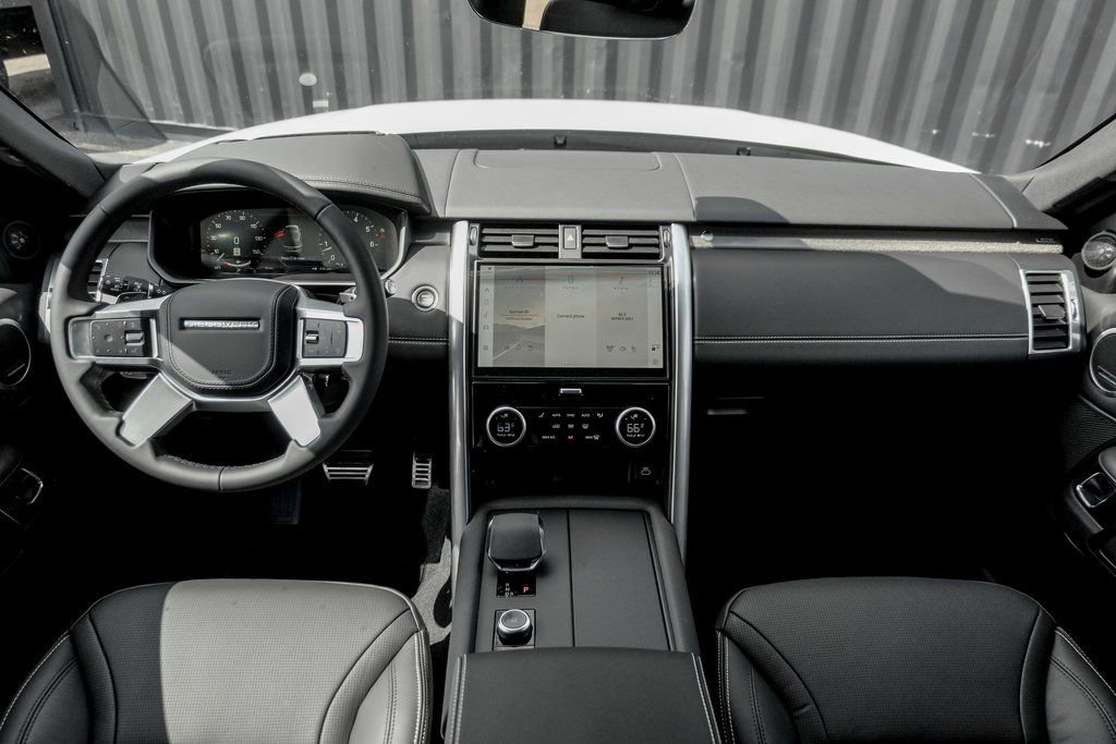 Used 2025 Land Rover Discovery Metropolitan Edition image 20