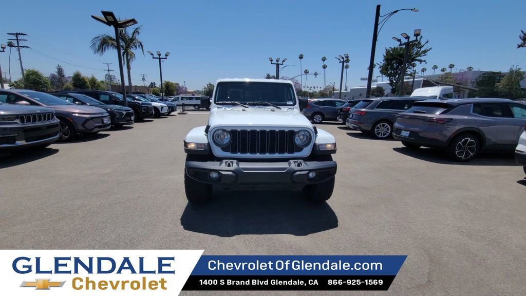 Used 2025 Jeep Gladiator Sport AWD/4WD image 3