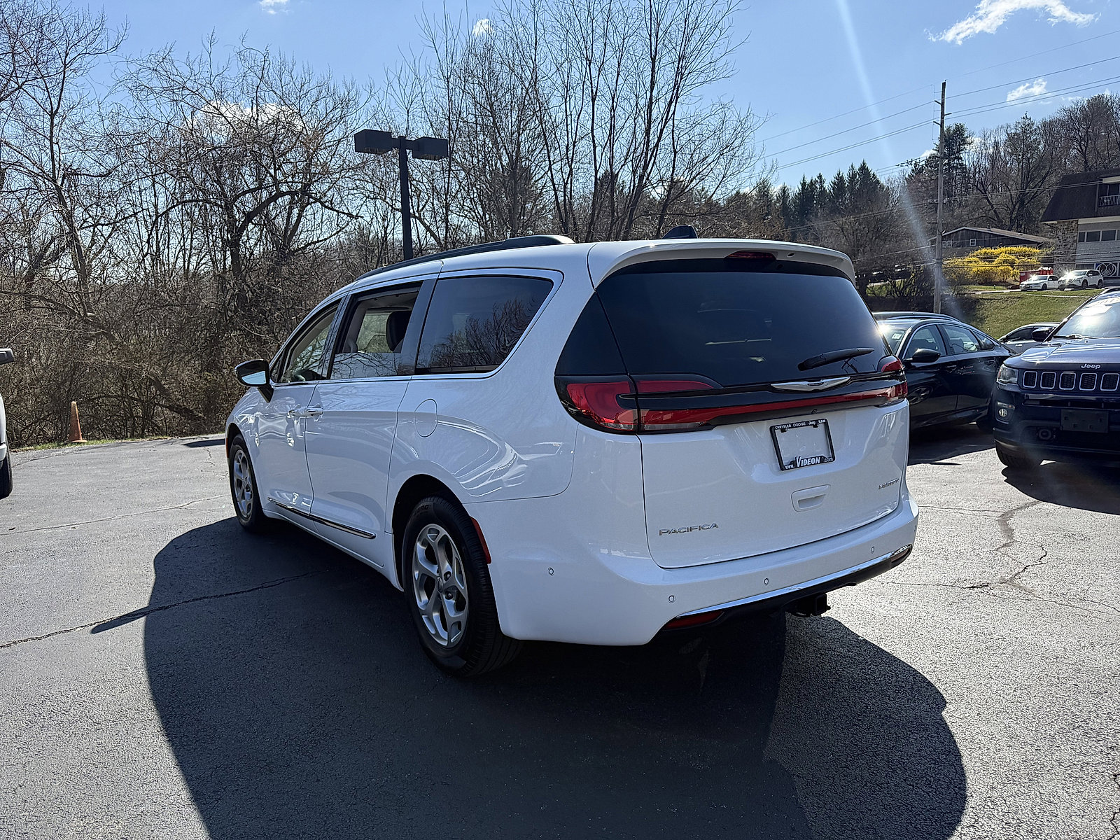 Used 2023 Chrysler Pacifica Limited w/ Uconnect Theater Family Group image 4