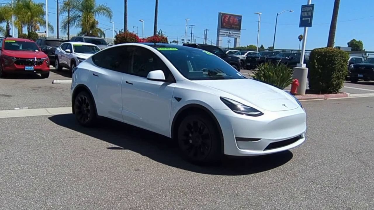 Used 2023 Tesla Model Y Long Range AWD/4WD image 2