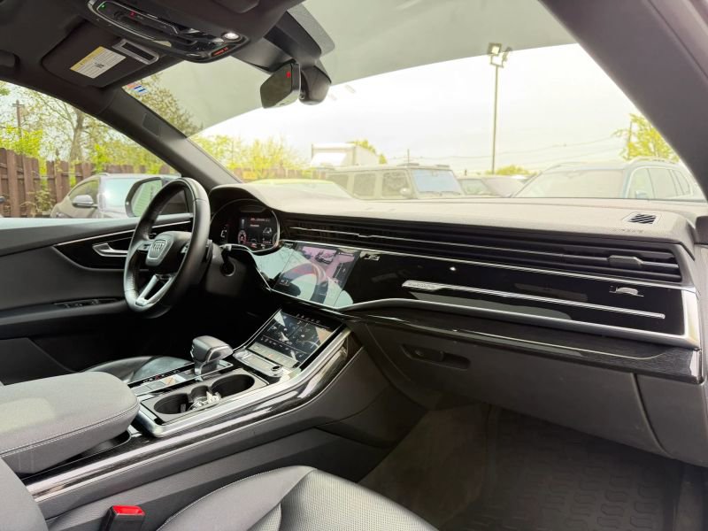 Used 2019 Audi Q8 Premium Plus w/ Premium Plus AWD/4WD image 32
