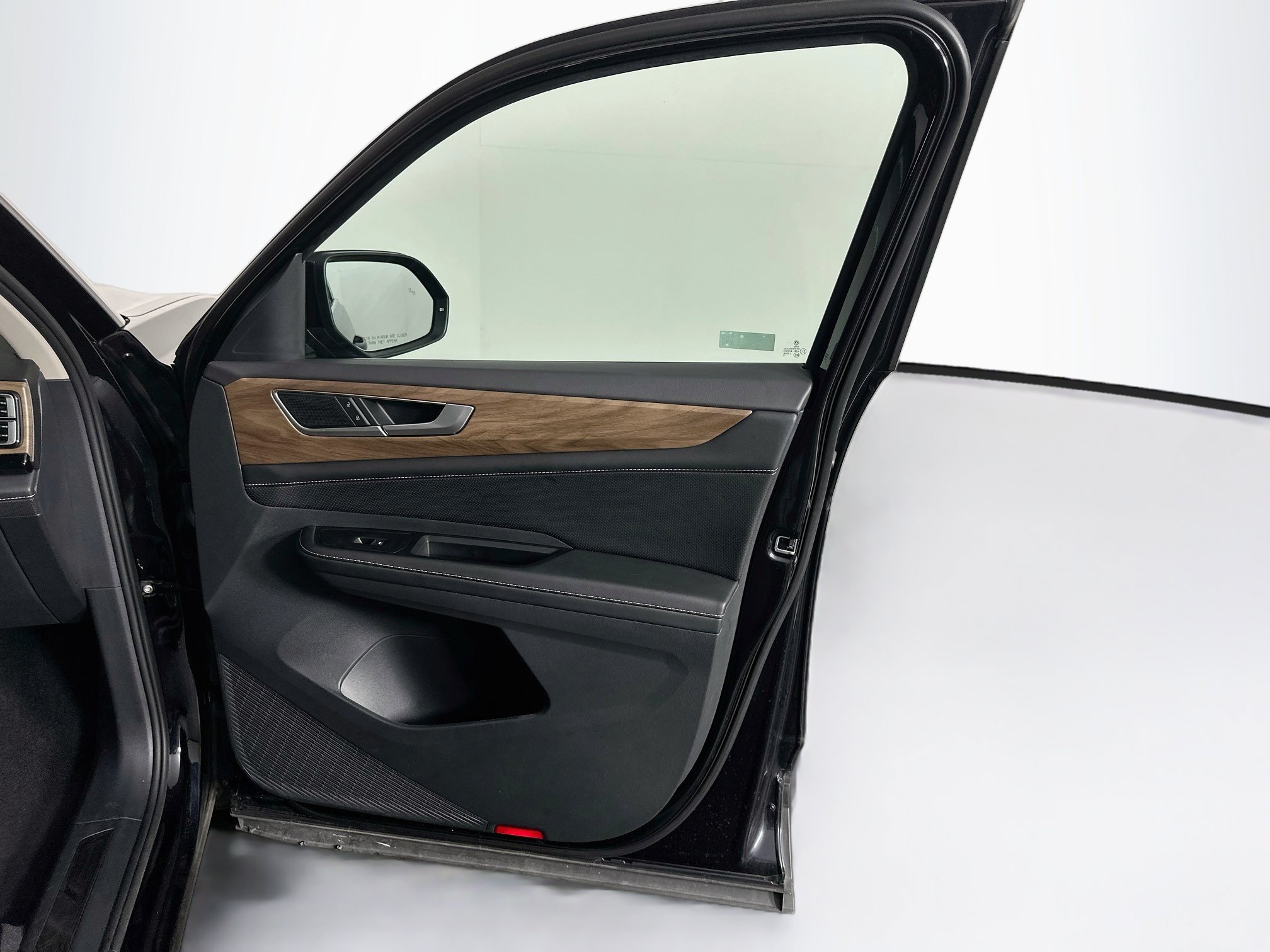 Used 2025 Volkswagen Atlas SE FWD image 34