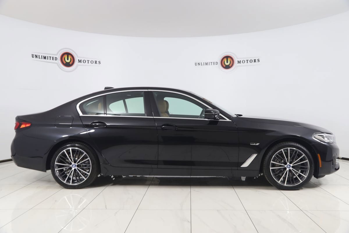 Used 2023 BMW 530e xDrive w/ Premium Package AWD/4WD image 2