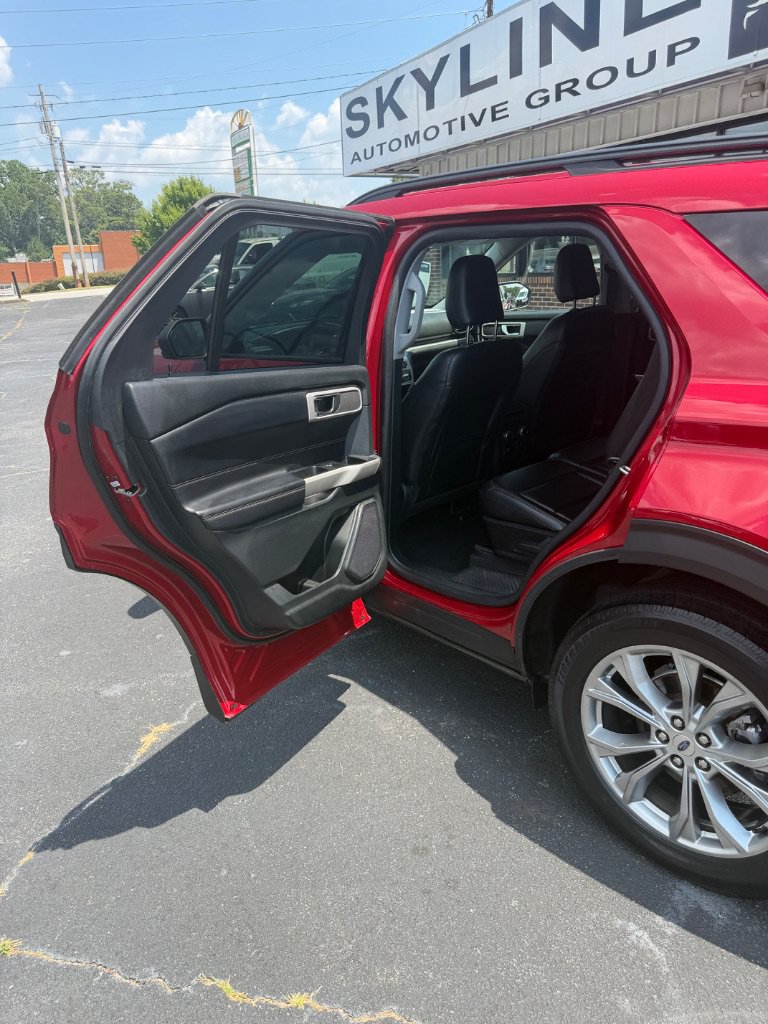 Used 2021 Ford Explorer XLT w/ Equipment Group 202A AWD/4WD image 22