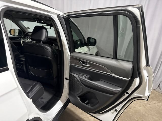 Used 2024 Jeep Grand Cherokee Limited AWD/4WD image 32
