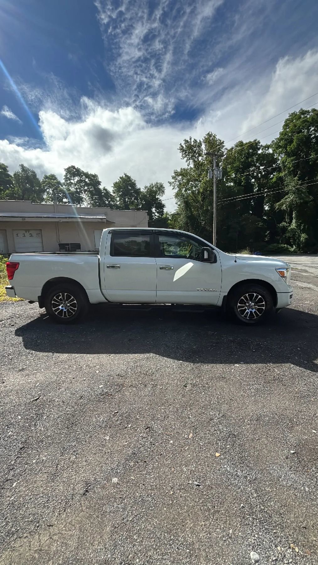 Used 2021 Nissan Titan SV w/ SV Convenience Package image 4